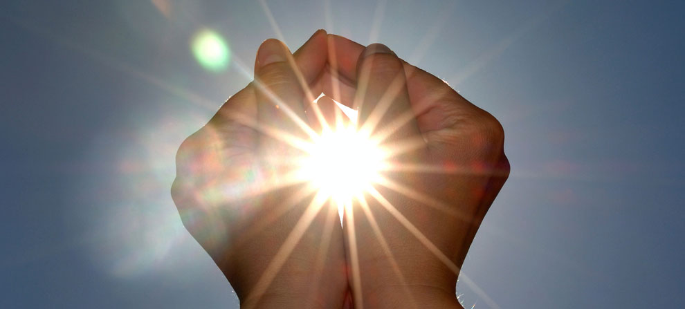 Reiki - A picture of the hands grasping the sun